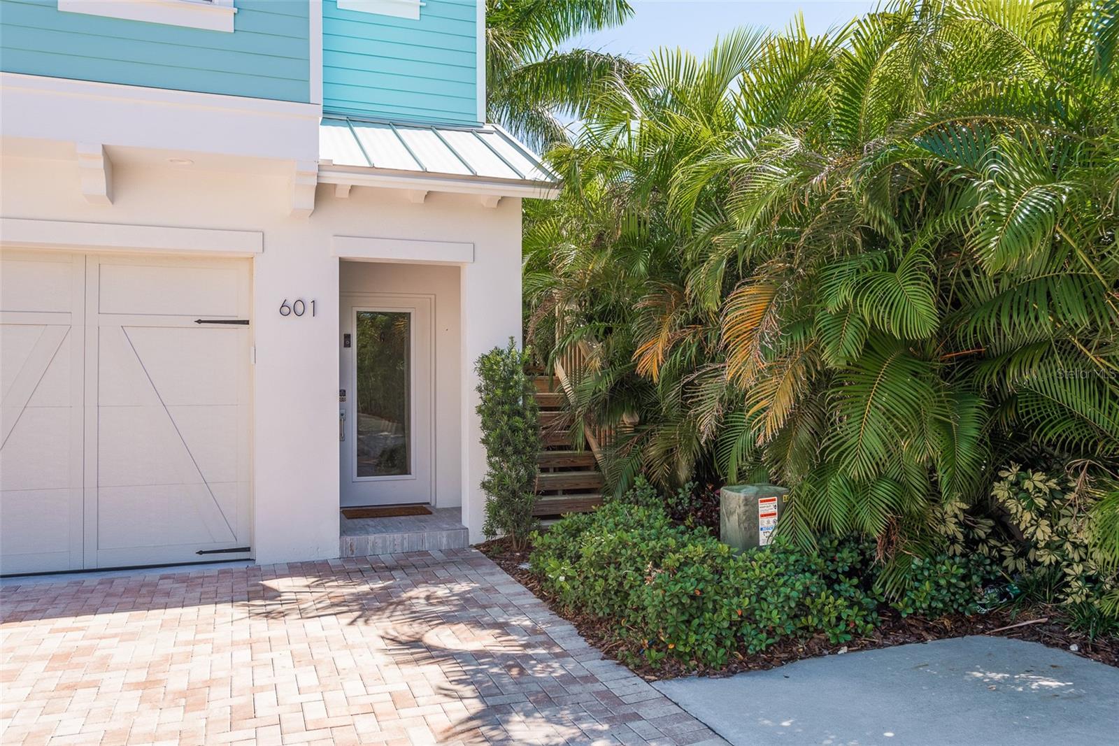 Listing photo id 0 for 601 Sea Court 9