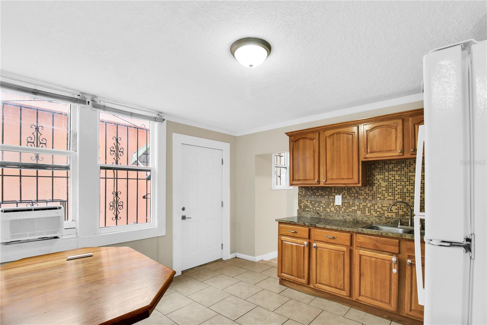 Listing photo id 14 for 2904 Chestnut Street 1-4