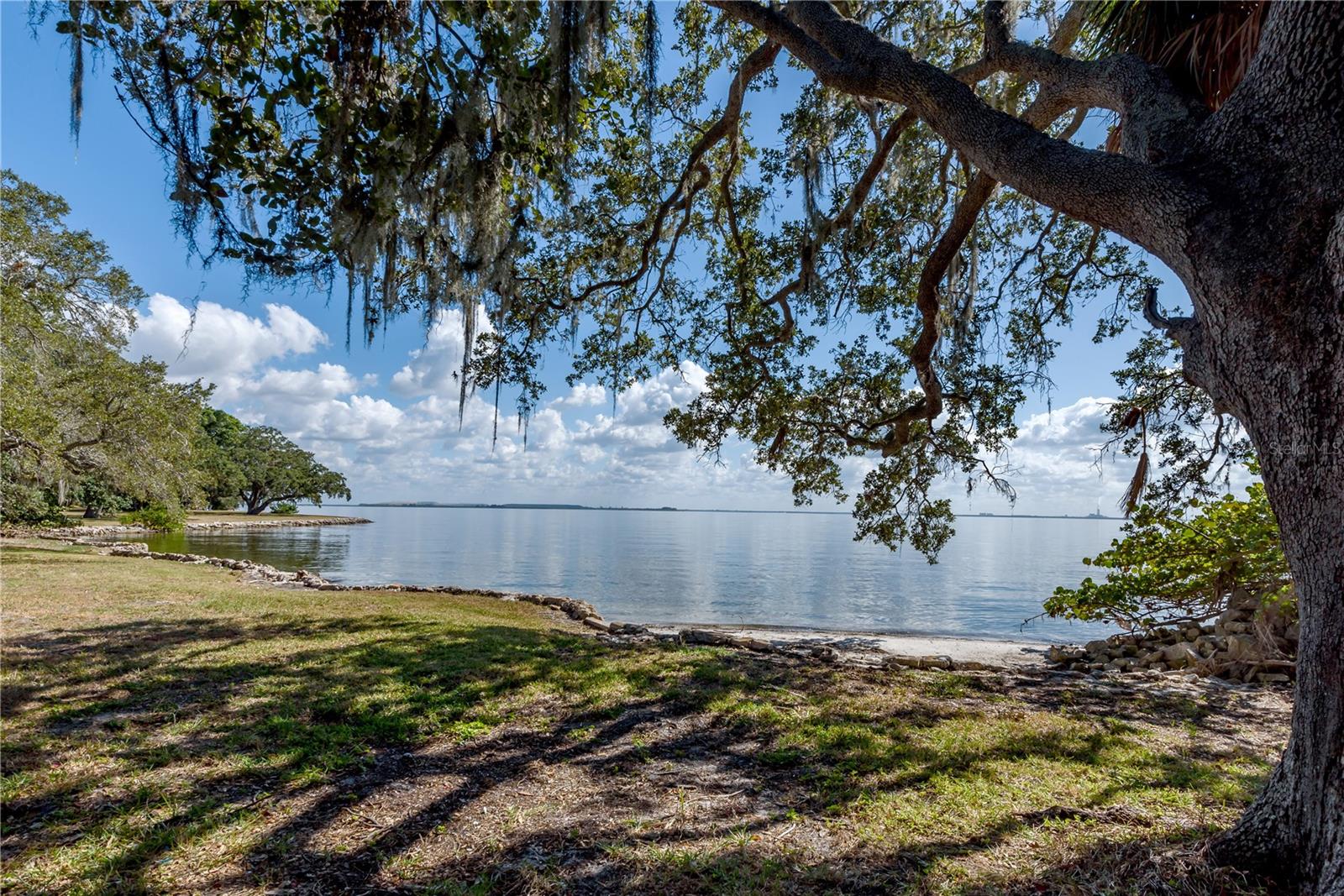 Listing photo id 2 for 6210 Bayshore Boulevard