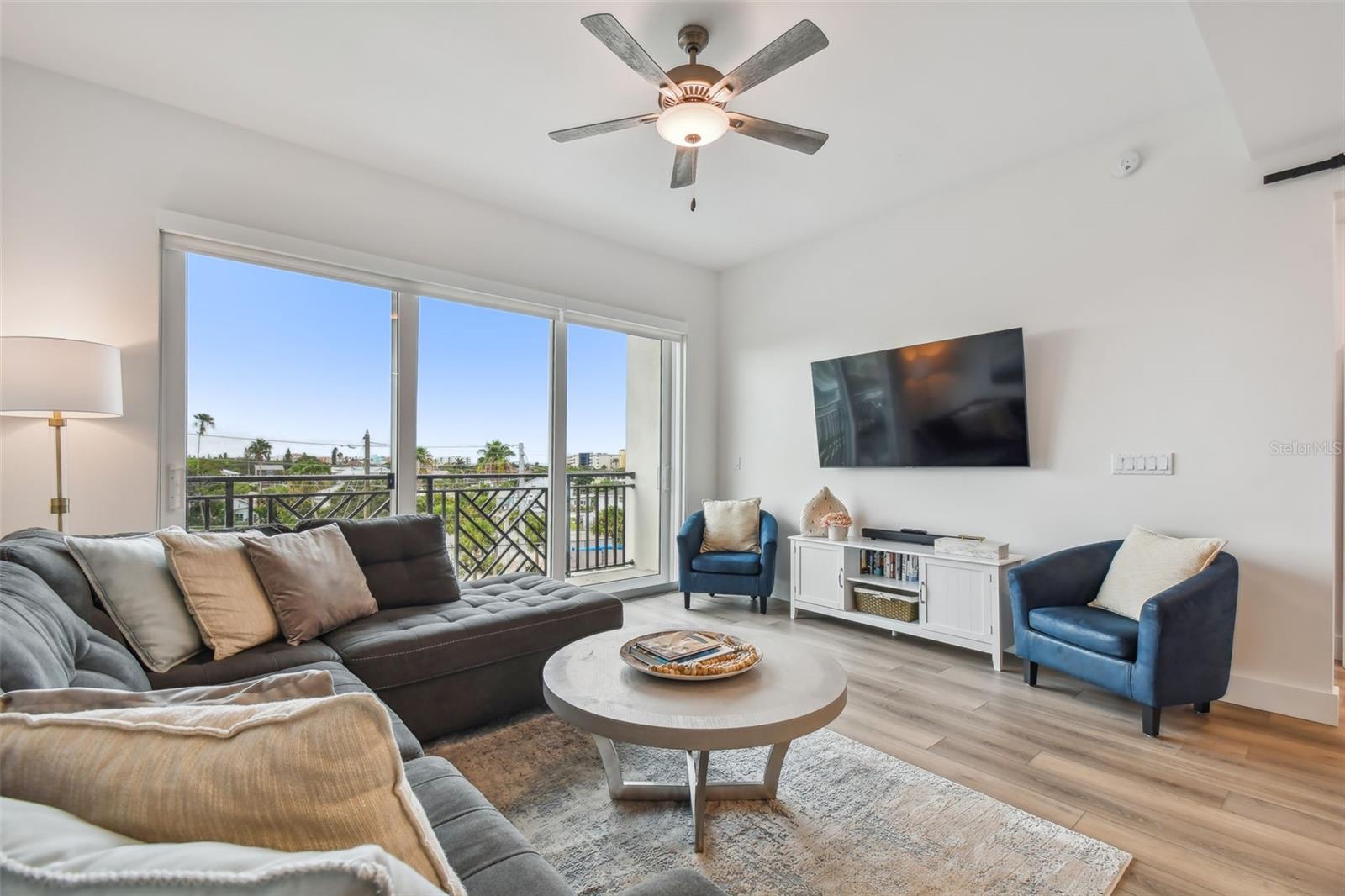 Listing photo id 6 for 300 150th Avenue 408