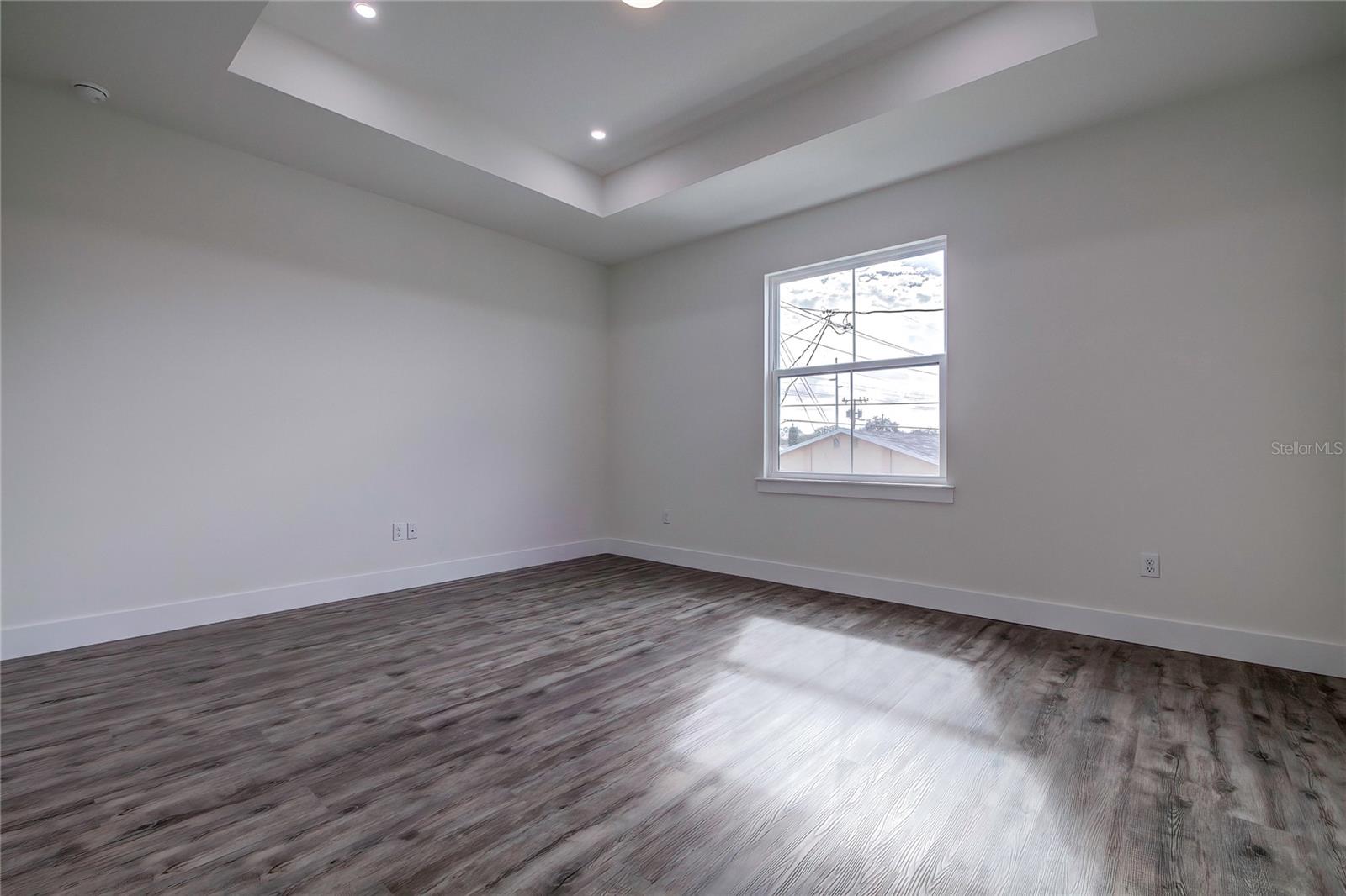 Listing photo id 11 for 2222 Clark Street