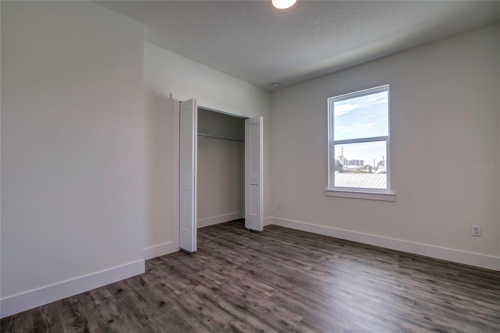 Listing photo id 24 for 2222 Clark Street