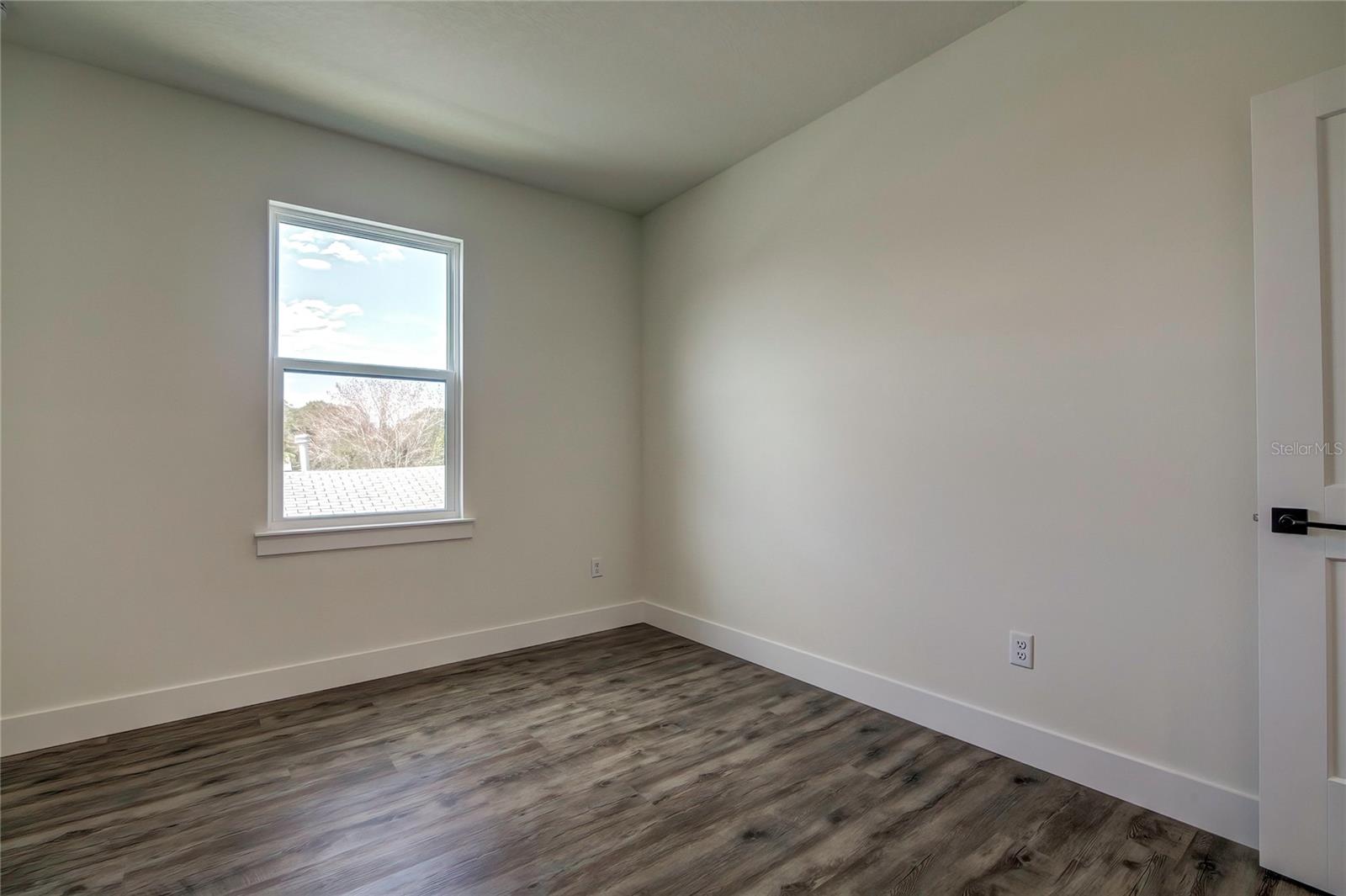 Listing photo id 27 for 2222 Clark Street