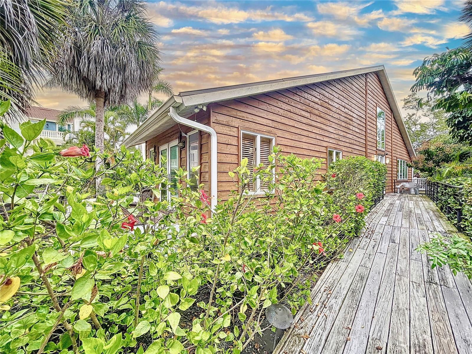 Listing photo id 9 for 140 Casey Key Road