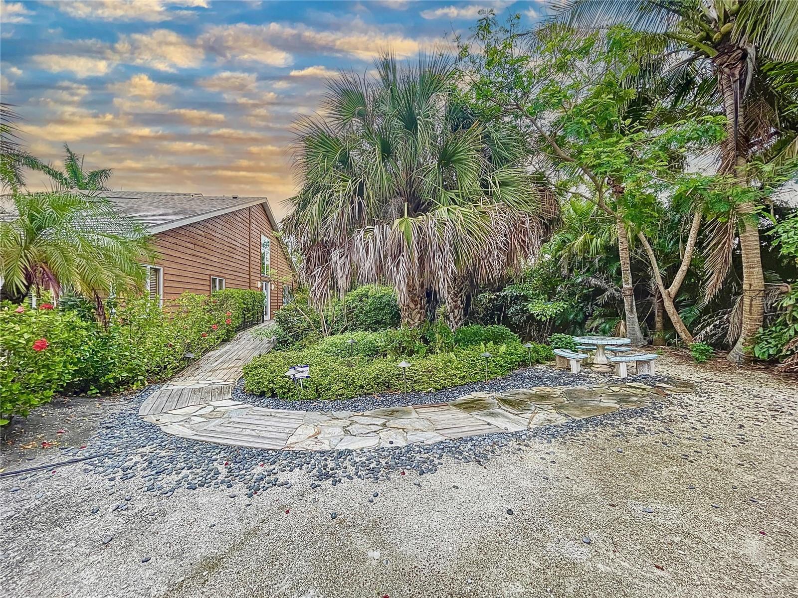 Listing photo id 10 for 140 Casey Key Road