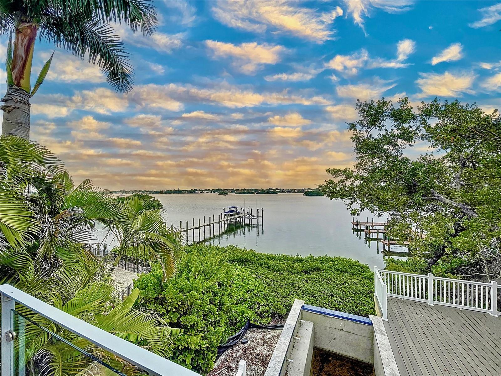 Listing photo id 12 for 140 Casey Key Road