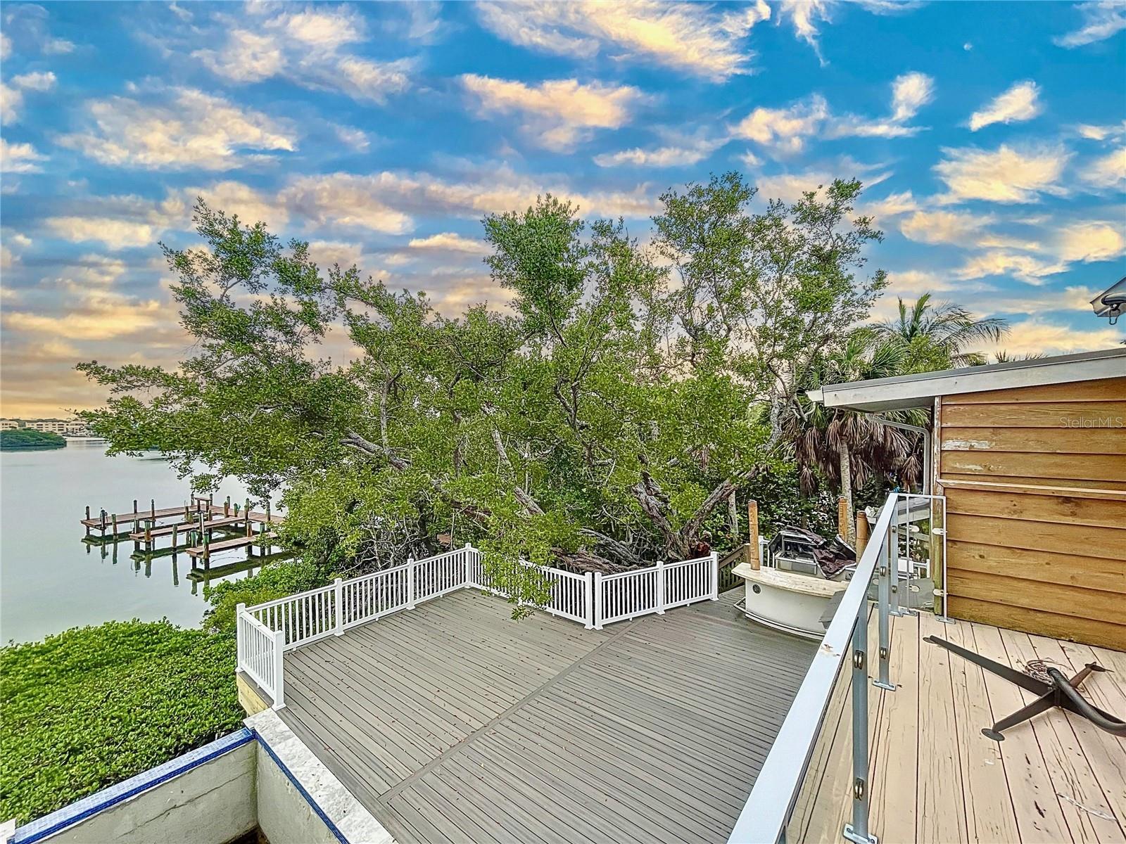 Listing photo id 13 for 140 Casey Key Road