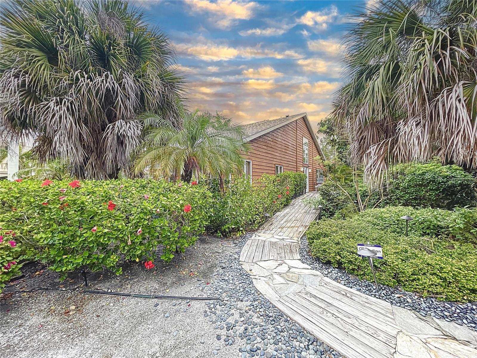 Listing photo id 14 for 140 Casey Key Road