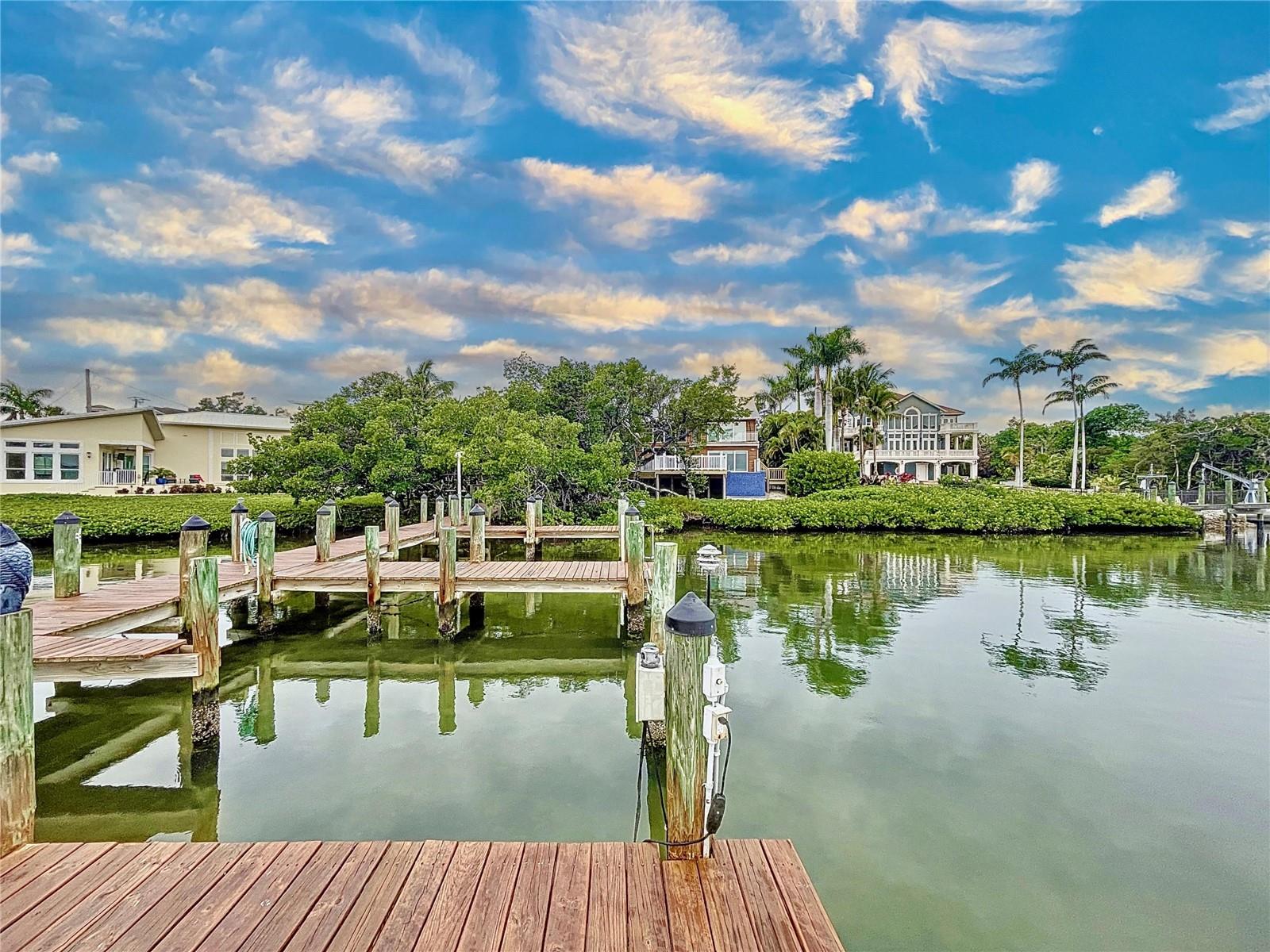 Listing photo id 18 for 140 Casey Key Road