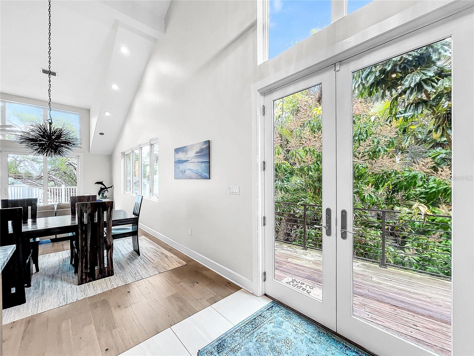 Listing photo id 20 for 140 Casey Key Road