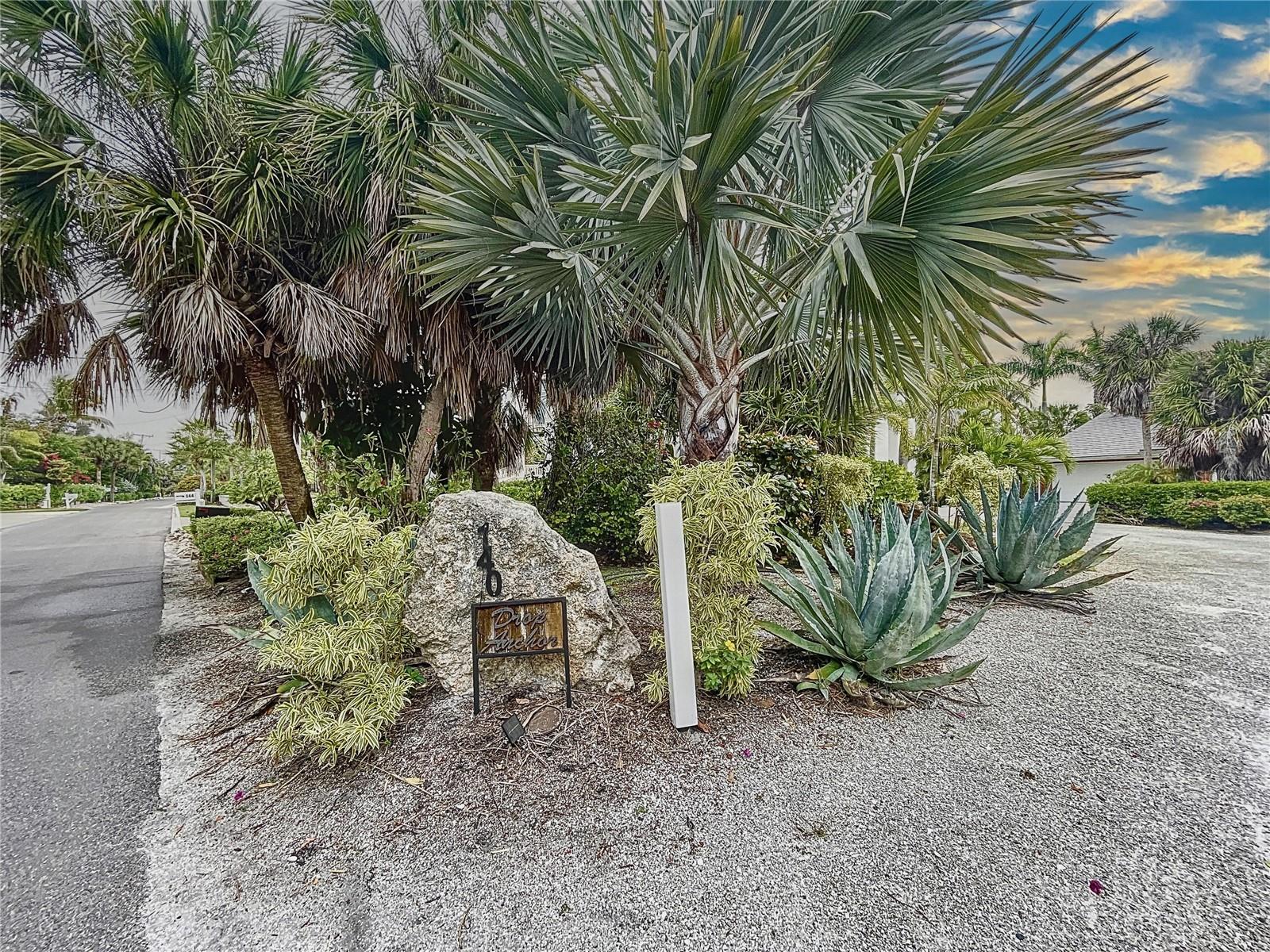 Listing photo id 3 for 140 Casey Key Road