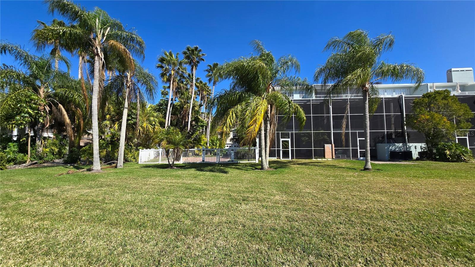 Listing photo id 9 for 1648 Lago Vista Boulevard