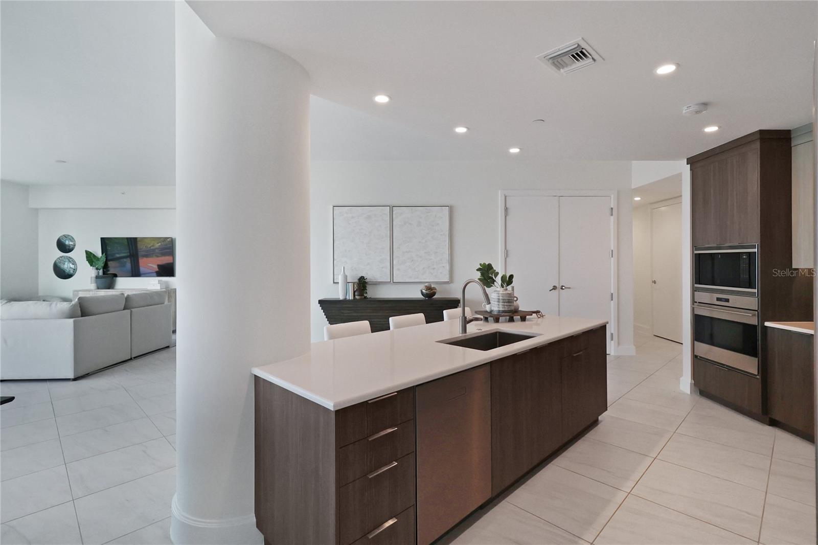 Listing photo id 13 for 3401 Bayshore Boulevard 503