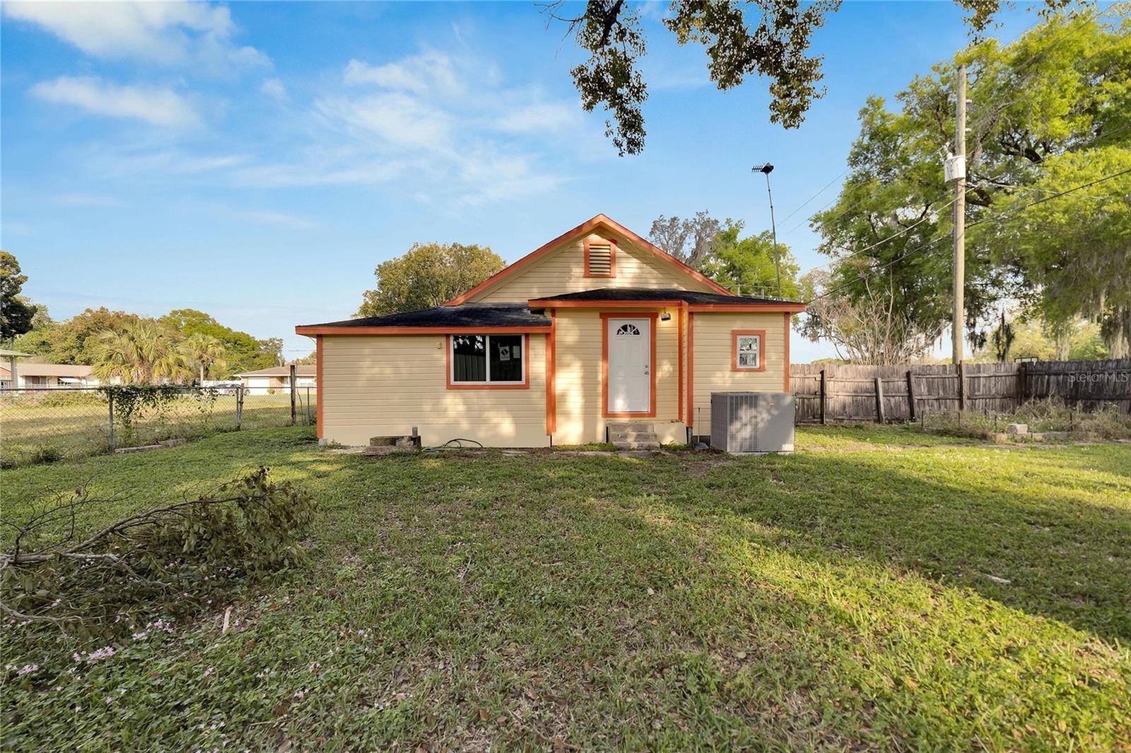 Listing photo id 24 for 5431 18th Street