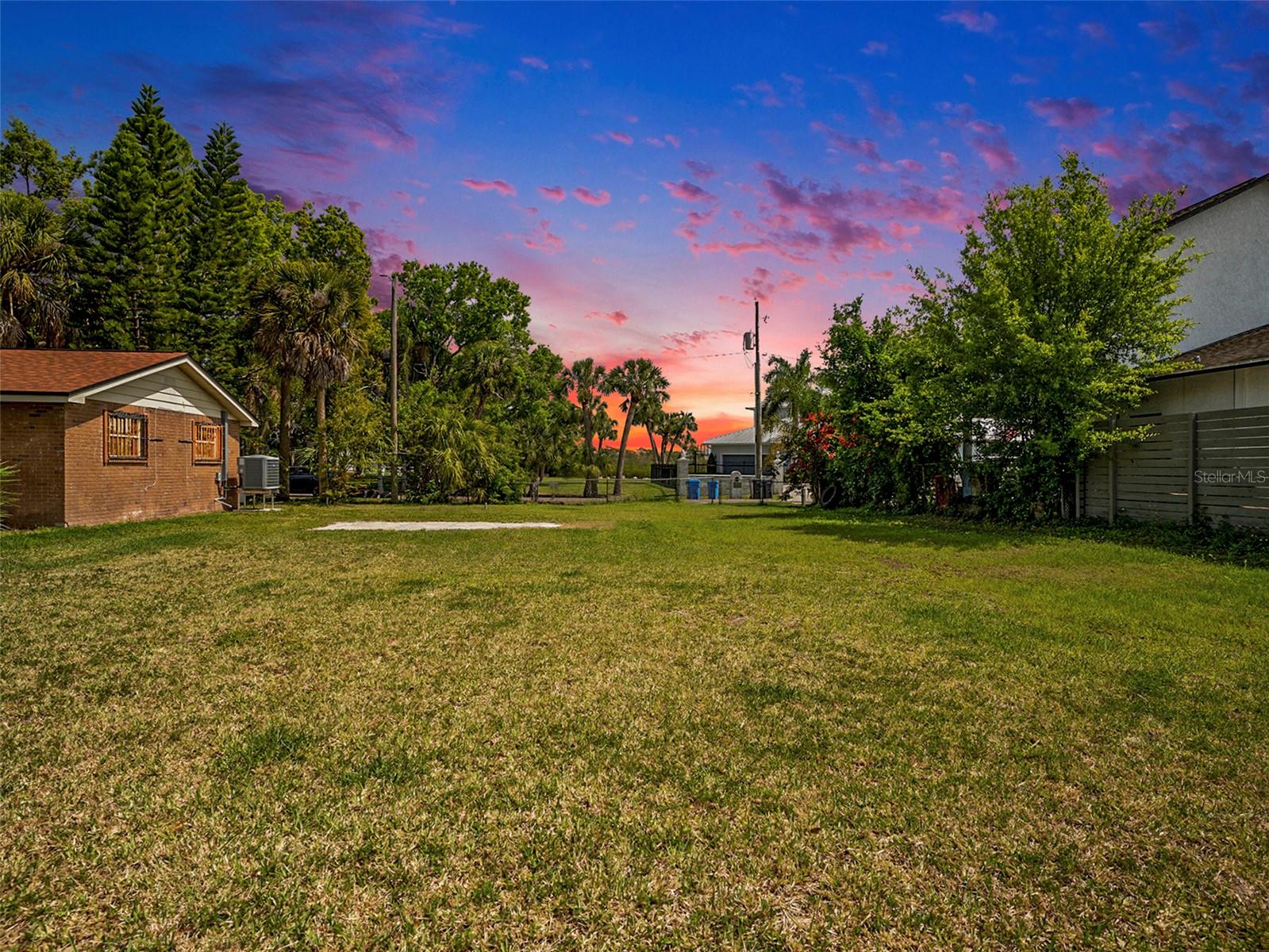 Listing photo id 1 for 7406 Bay Drive