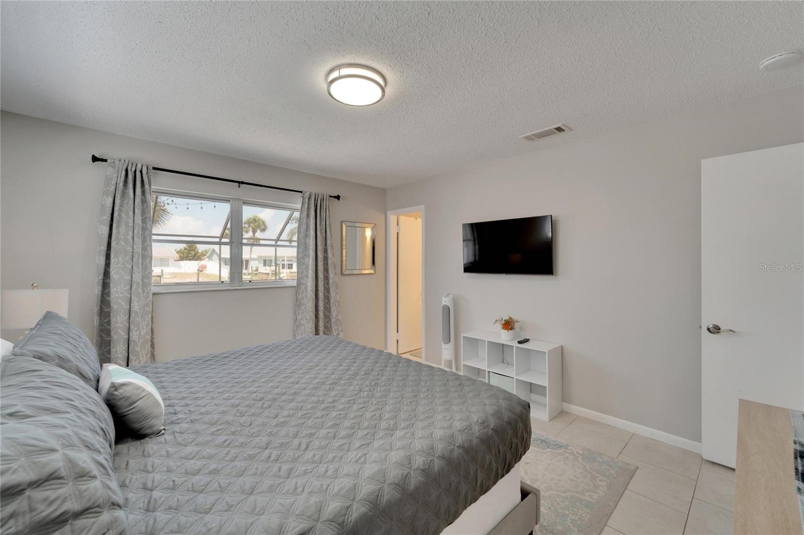 Listing photo id 28 for 1011 Spindle Palm Way