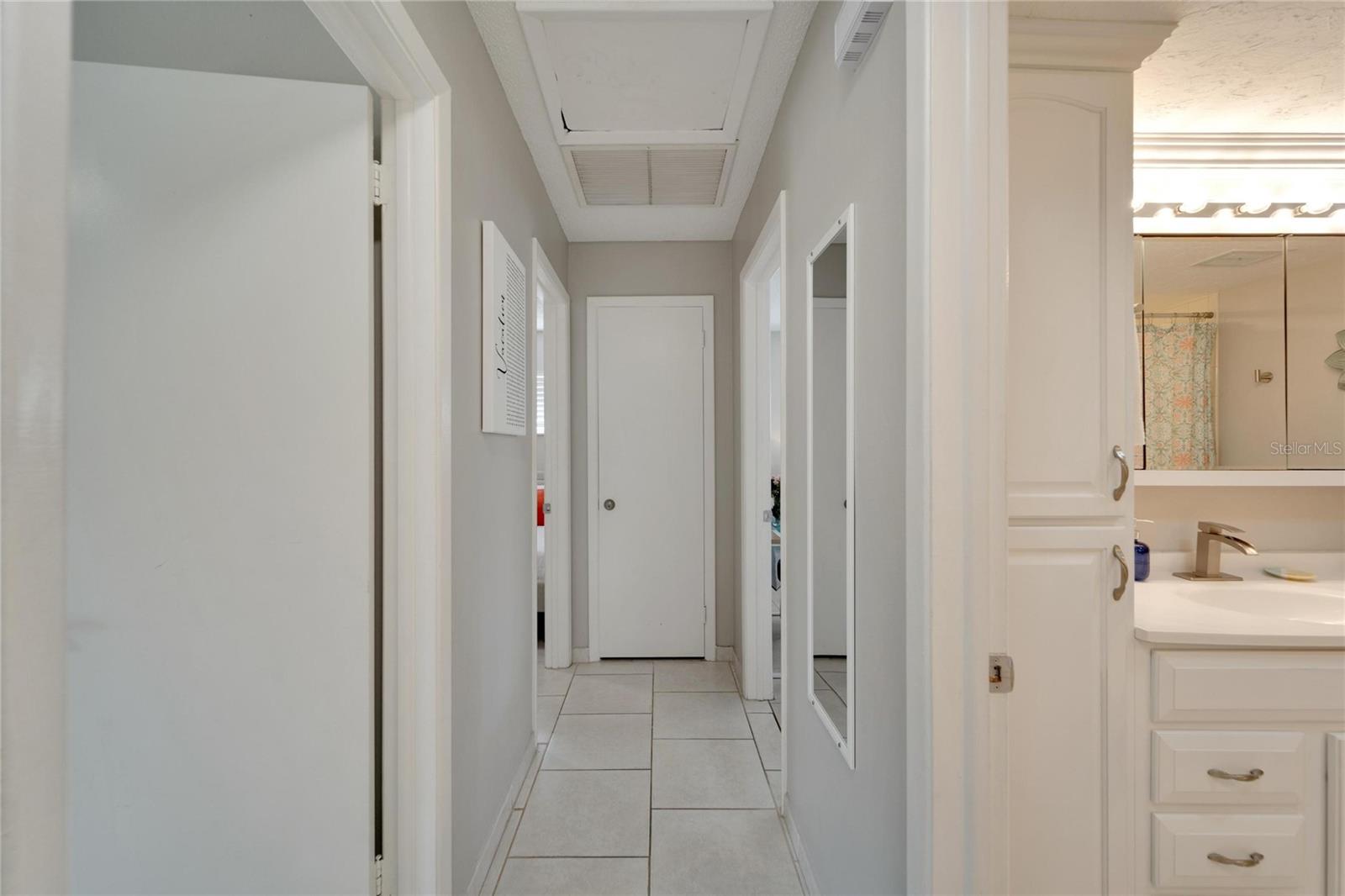 Listing photo id 39 for 1011 Spindle Palm Way