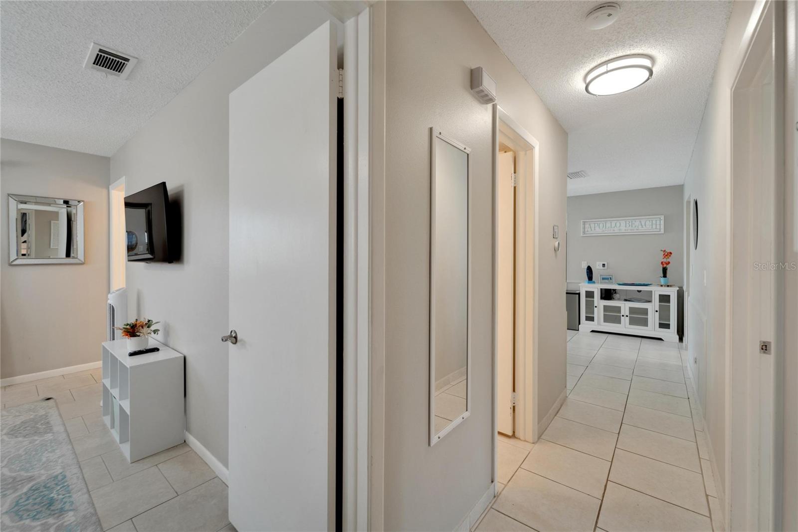 Listing photo id 40 for 1011 Spindle Palm Way