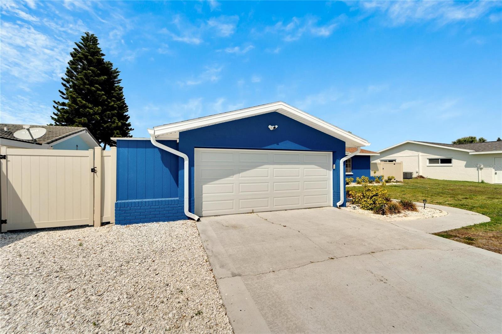 Listing photo id 47 for 1011 Spindle Palm Way