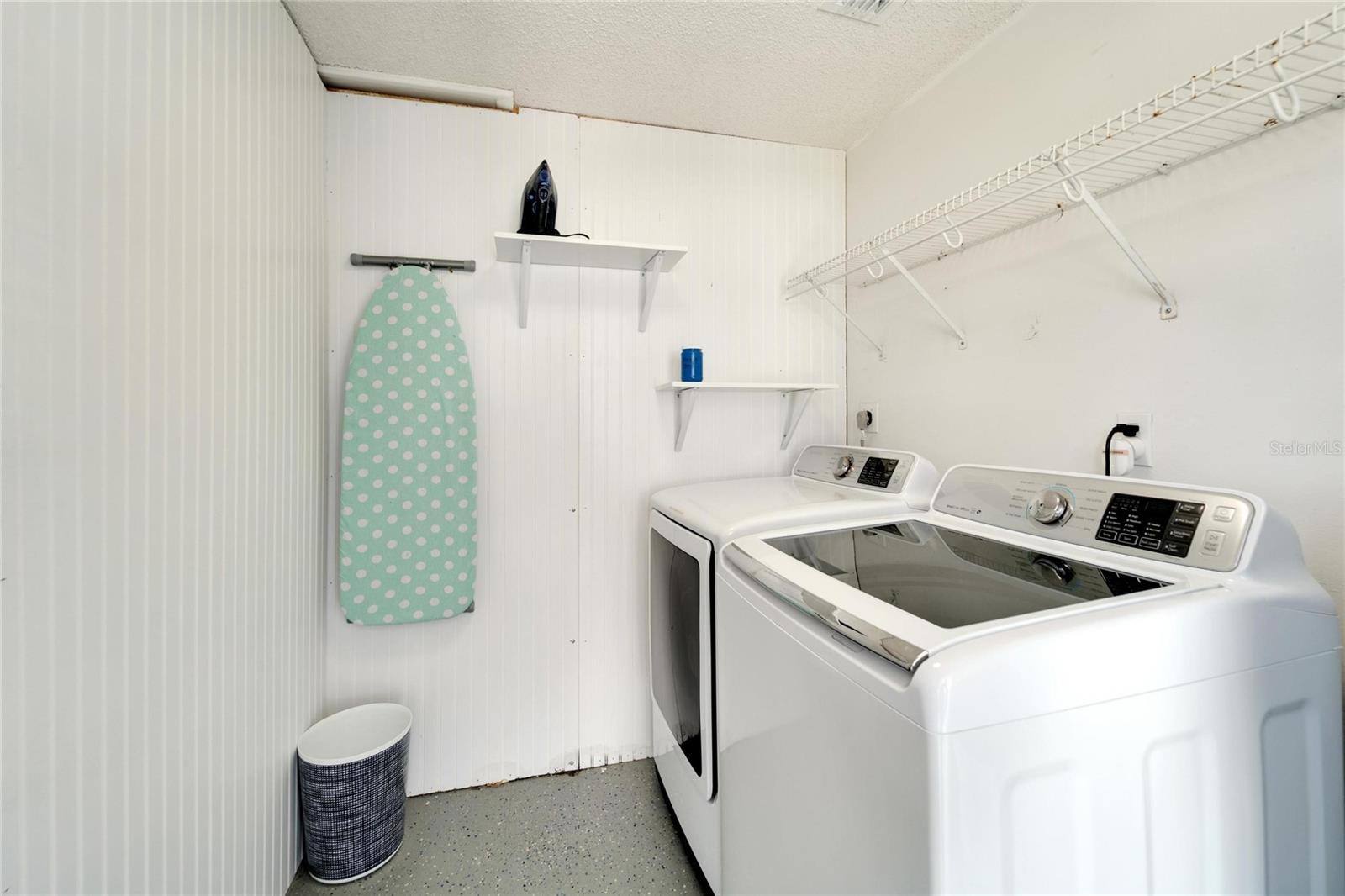 Listing photo id 51 for 1011 Spindle Palm Way