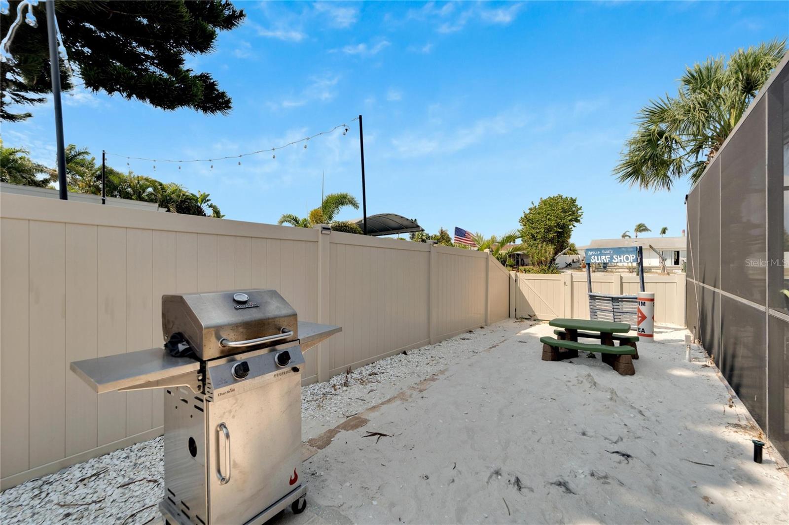 Listing photo id 61 for 1011 Spindle Palm Way