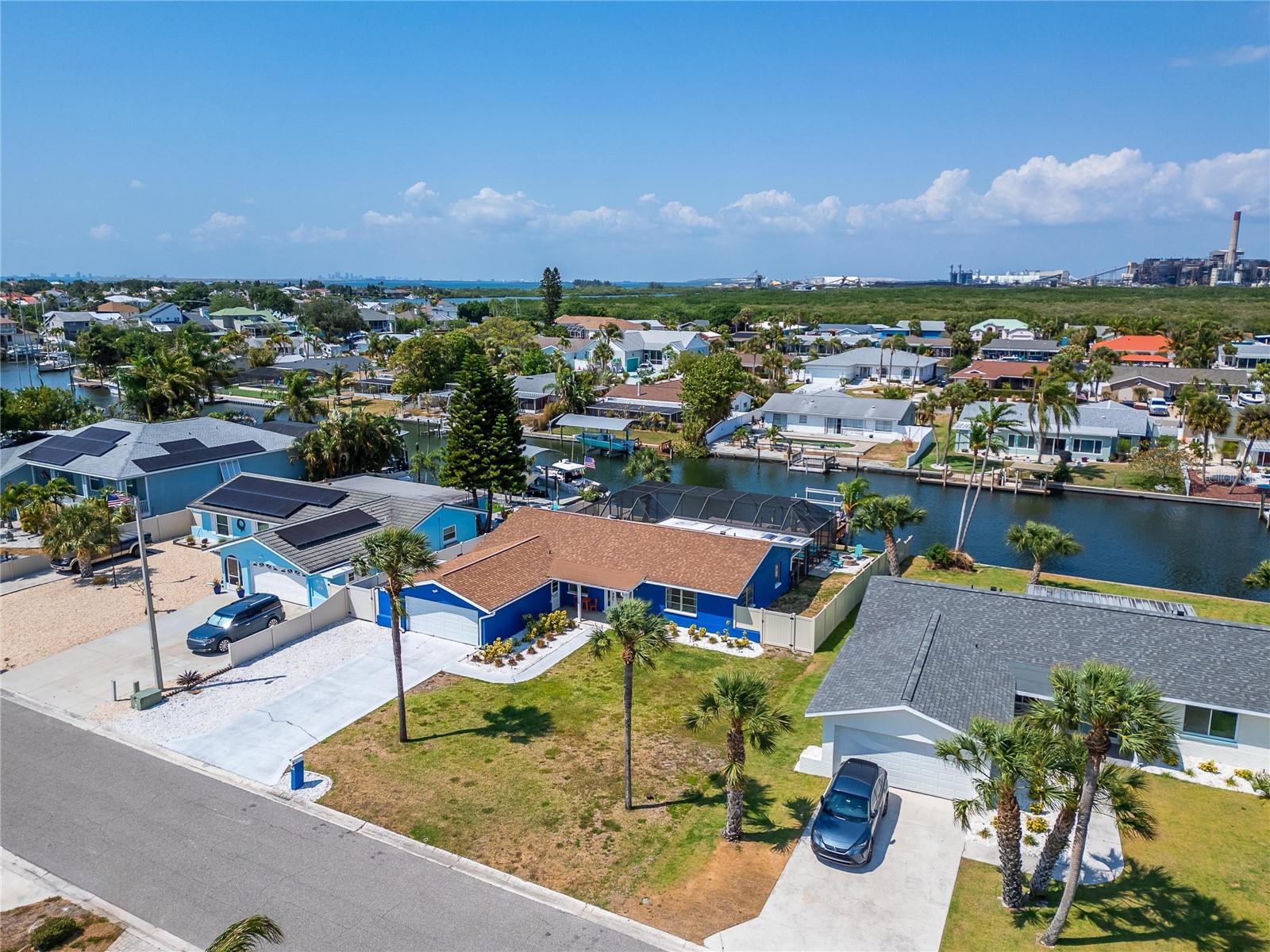 Listing photo id 76 for 1011 Spindle Palm Way