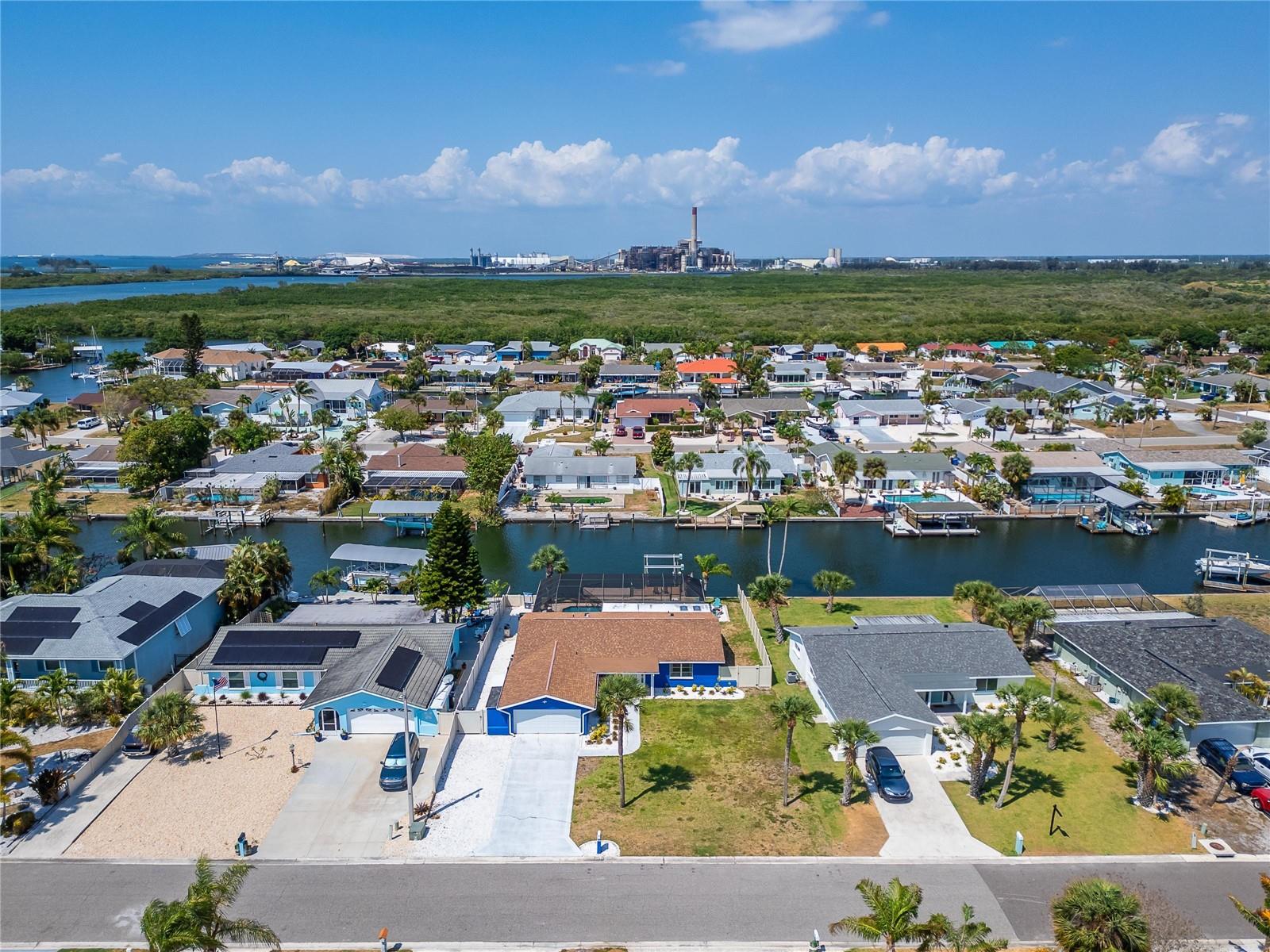 Listing photo id 78 for 1011 Spindle Palm Way