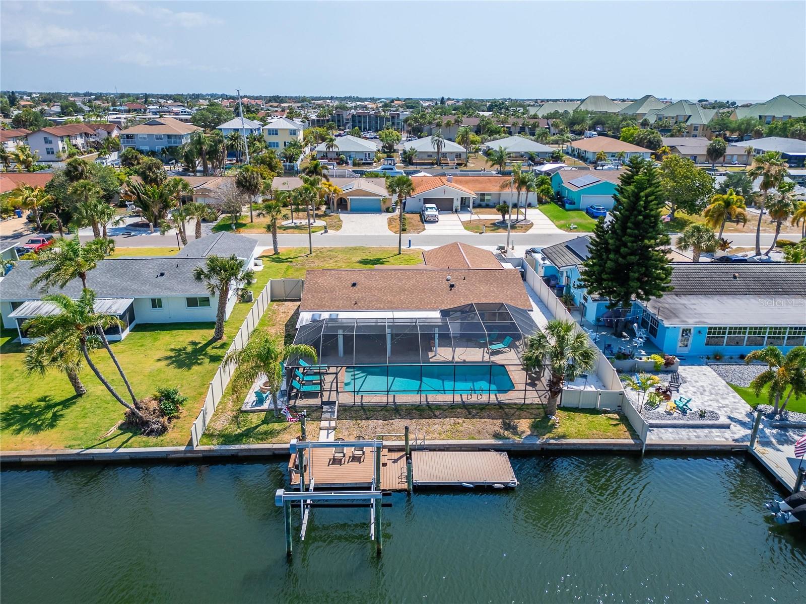 Listing photo id 84 for 1011 Spindle Palm Way