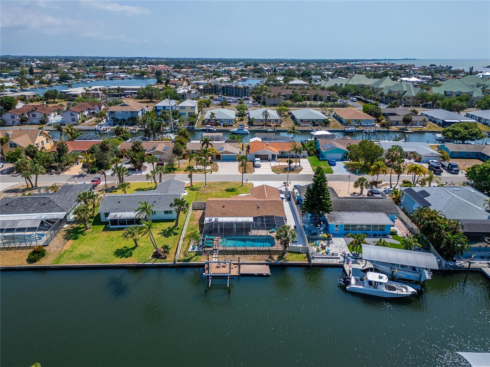 Listing photo id 88 for 1011 Spindle Palm Way