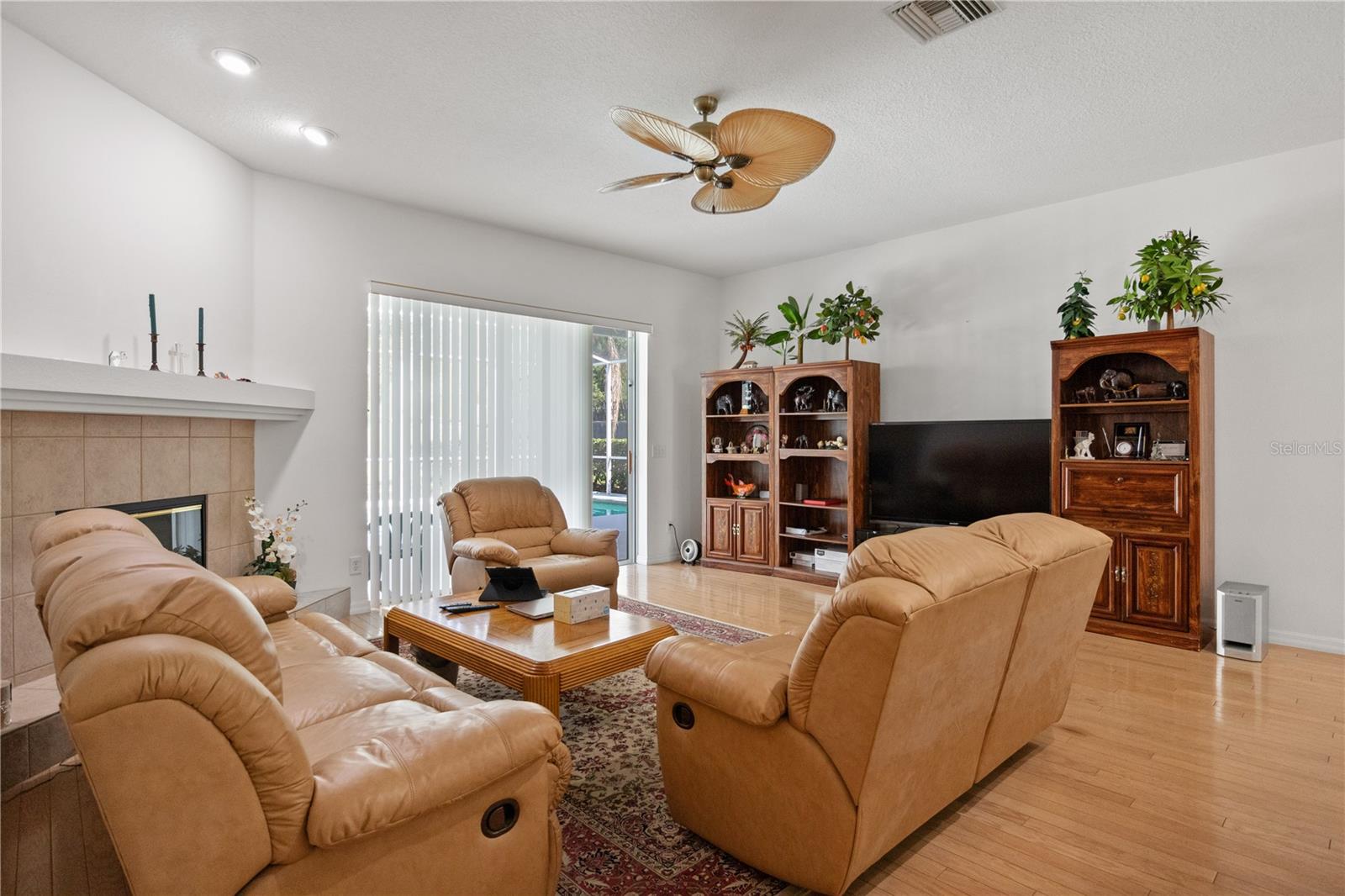 Listing photo id 16 for 1545 Deerbourne Drive