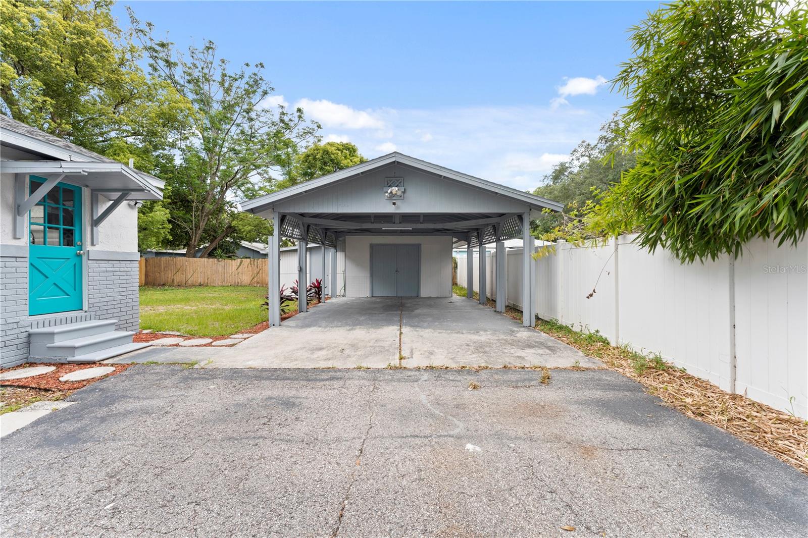 Listing photo id 26 for 1511 Diana Street