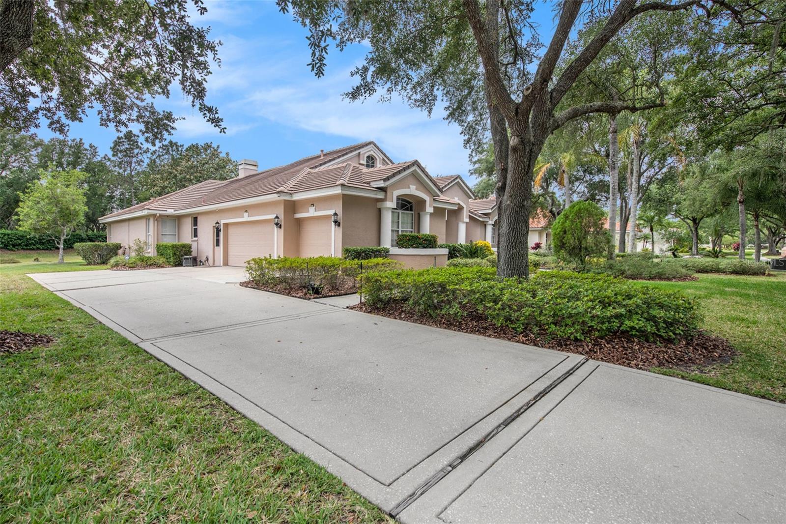 Listing photo id 0 for 8904 Magnolia Chase Circle