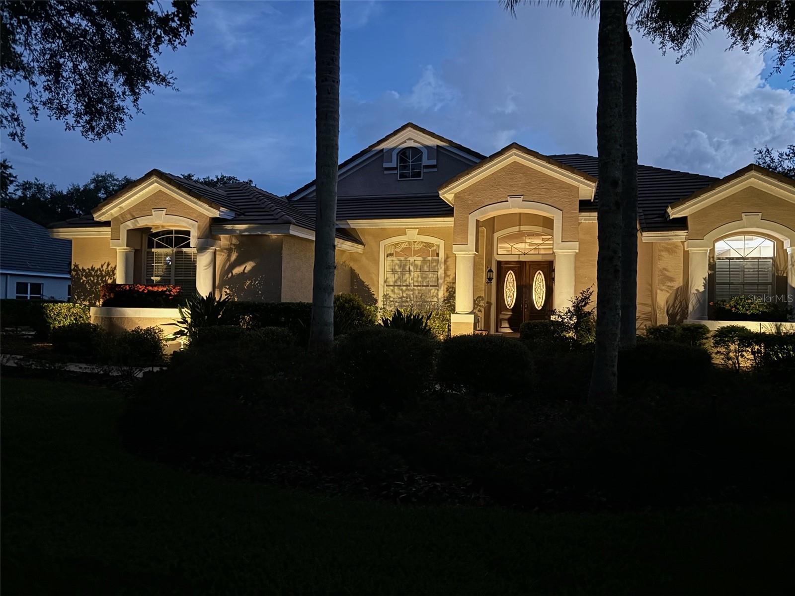 Listing photo id 1 for 8904 Magnolia Chase Circle