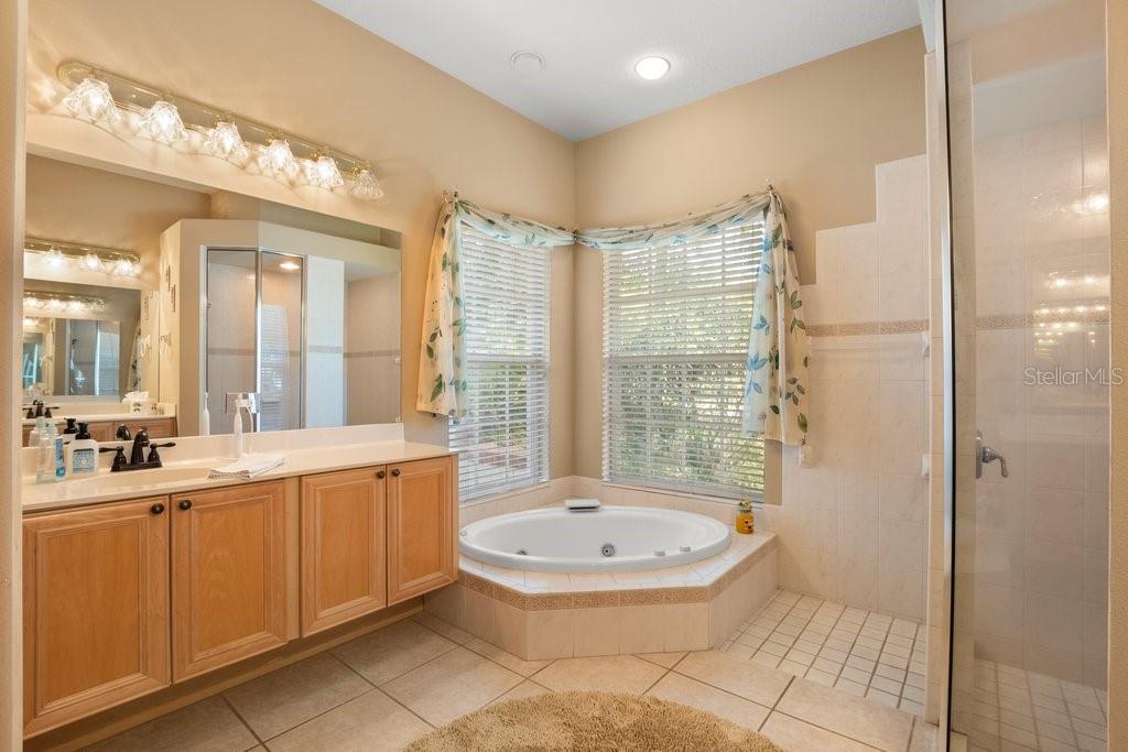 Listing photo id 22 for 6109 Kingbird Manor Drive