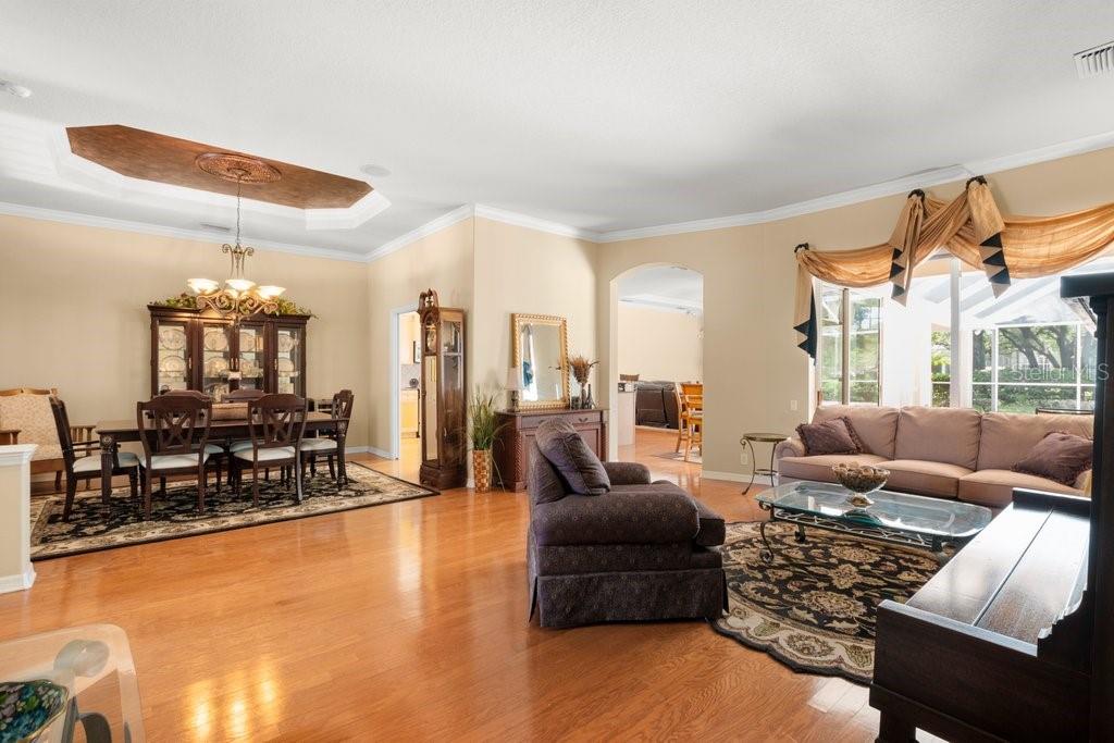 Listing photo id 7 for 6109 Kingbird Manor Drive