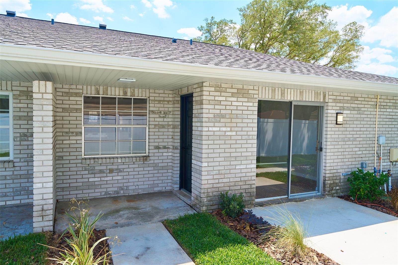 Listing photo id 14 for 3106 Bloomingdale Villas Court