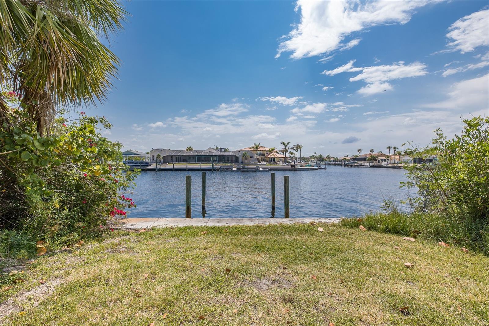 Listing photo id 9 for 5048 Westshore Drive