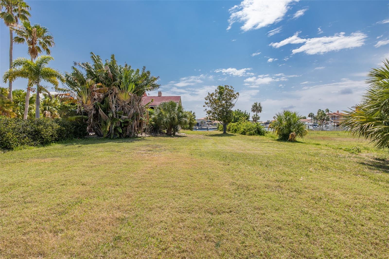 Listing photo id 10 for 5048 Westshore Drive