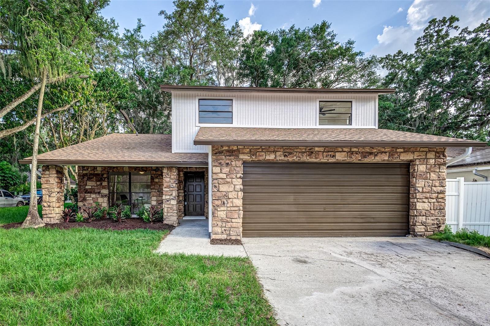 Listing photo id 5 for 14842 Oak Vine Drive