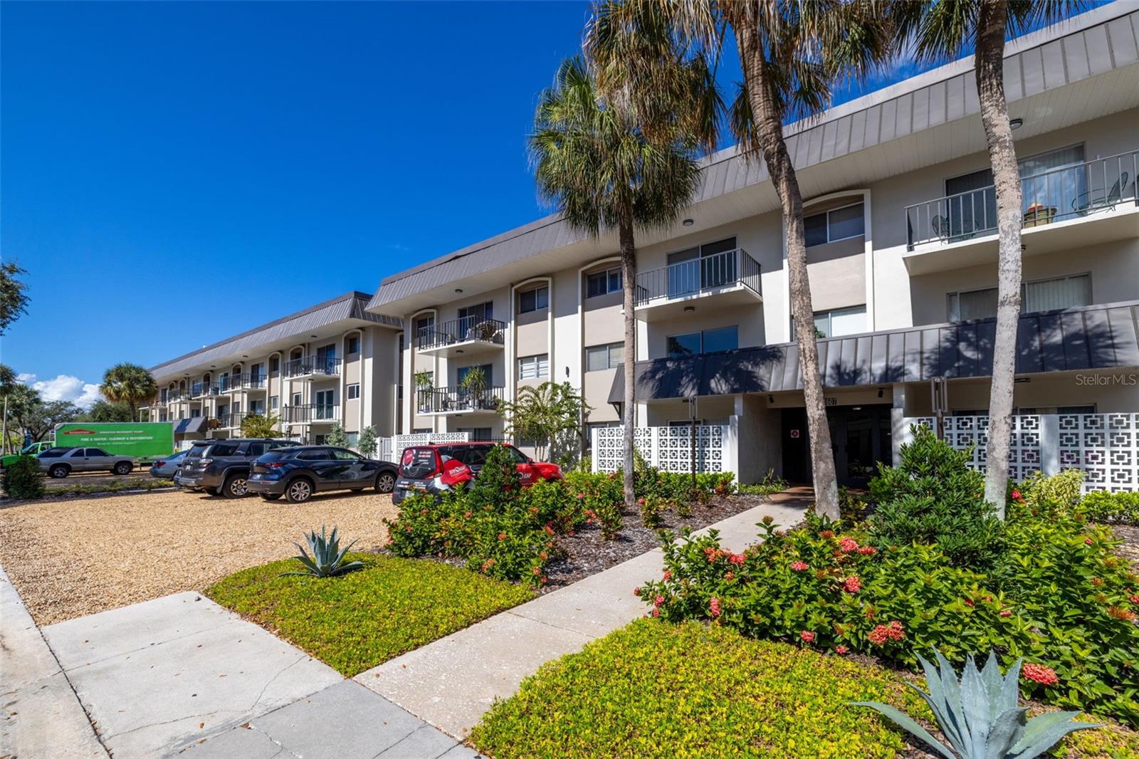 Listing photo id 28 for 4607 Fig Street 105