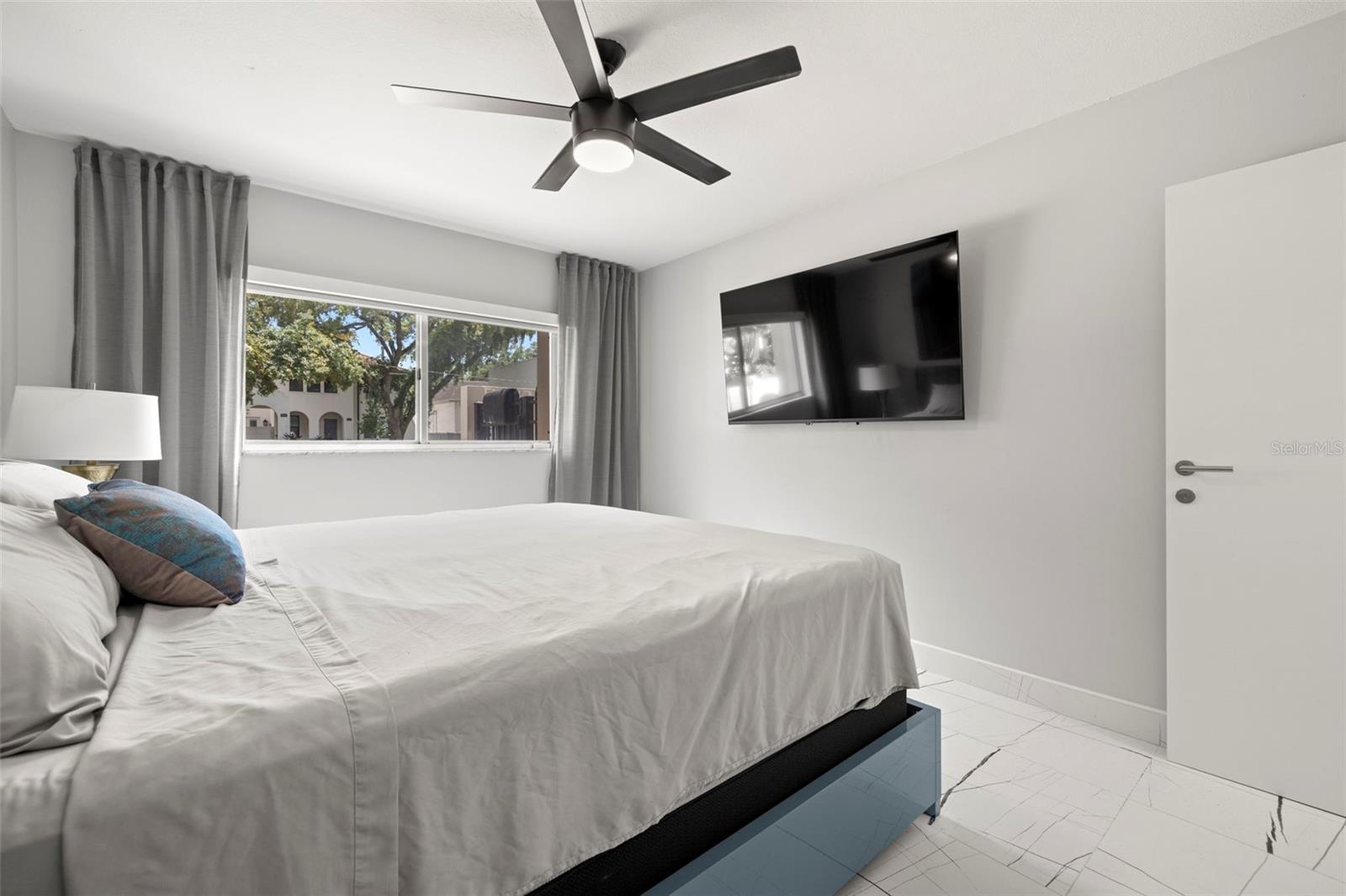 Listing photo id 11 for 4611 Fig Street 104