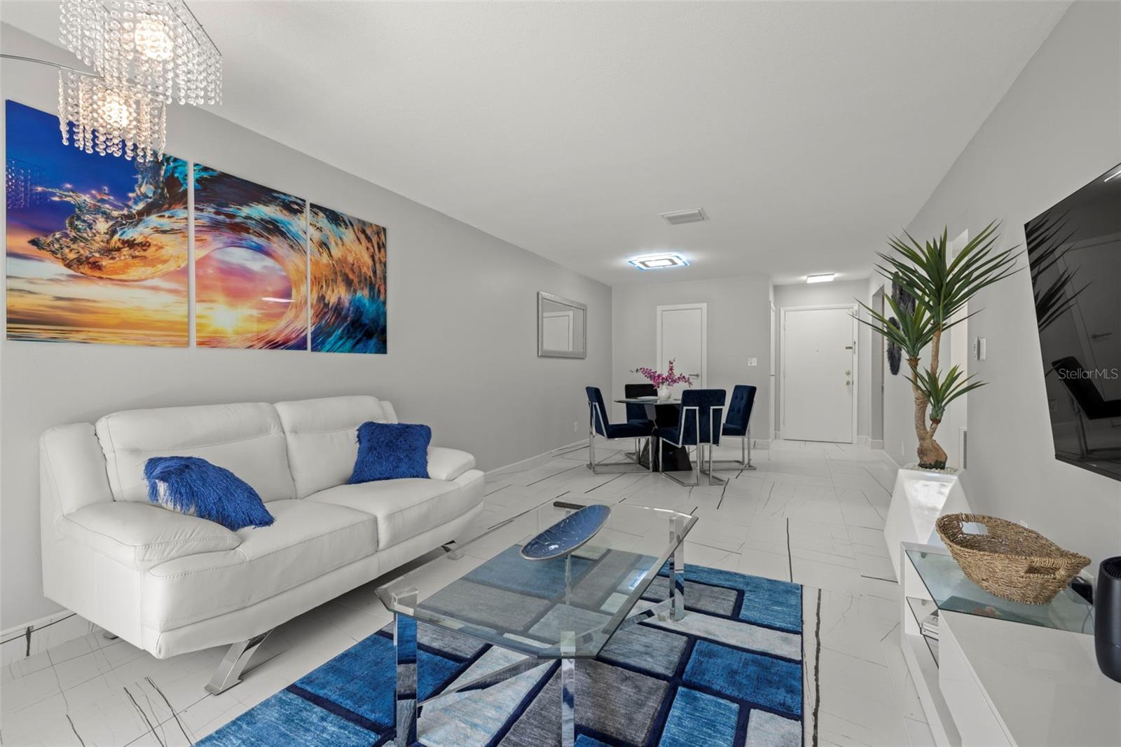 Listing photo id 19 for 4611 Fig Street 104