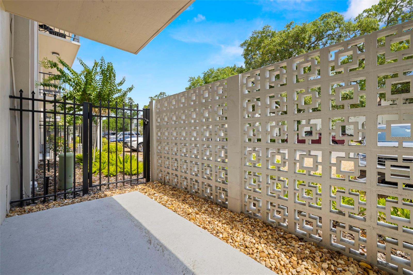 Listing photo id 28 for 4611 Fig Street 104