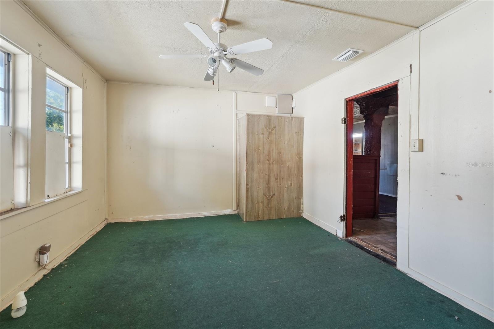 Listing photo id 16 for 1002 Nassau Street