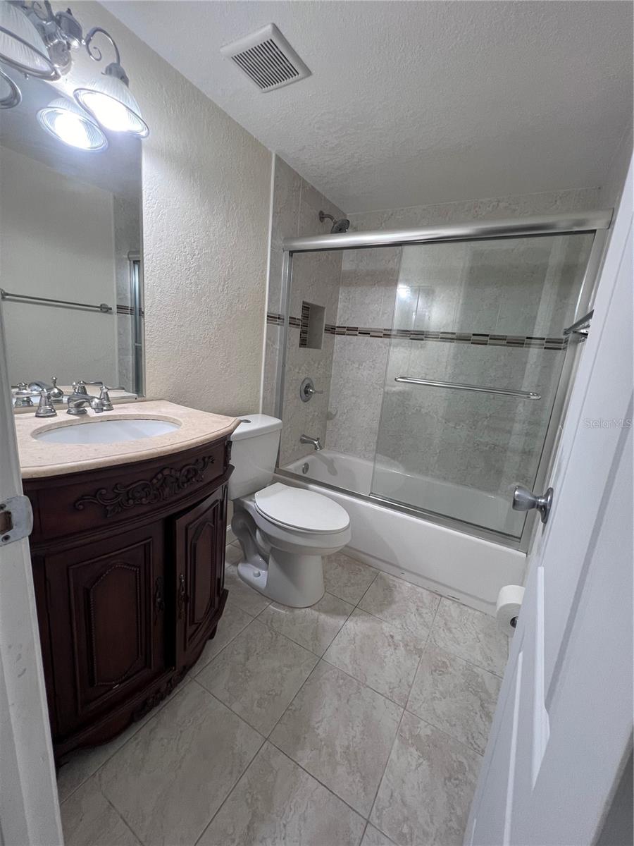 Listing photo id 7 for 226 Thorn Tree Place 226