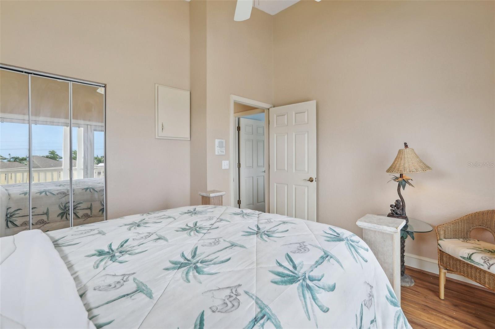 Listing photo id 24 for 6441 Clark Street