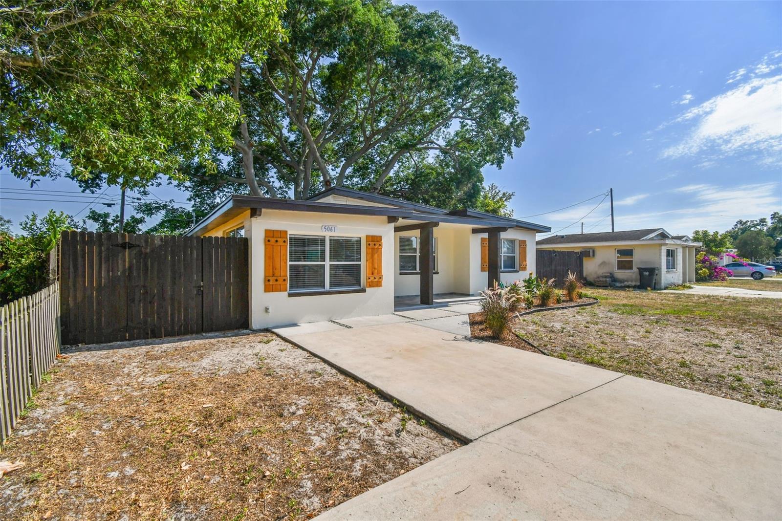 Listing photo id 1 for 5061 Jasmine Circle