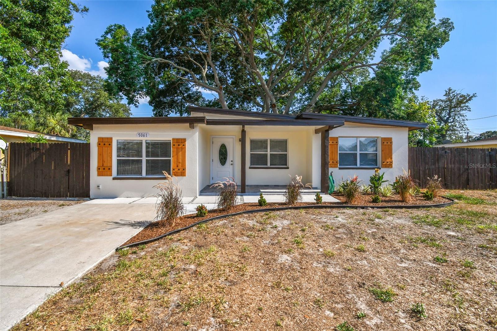 Listing photo id 2 for 5061 Jasmine Circle