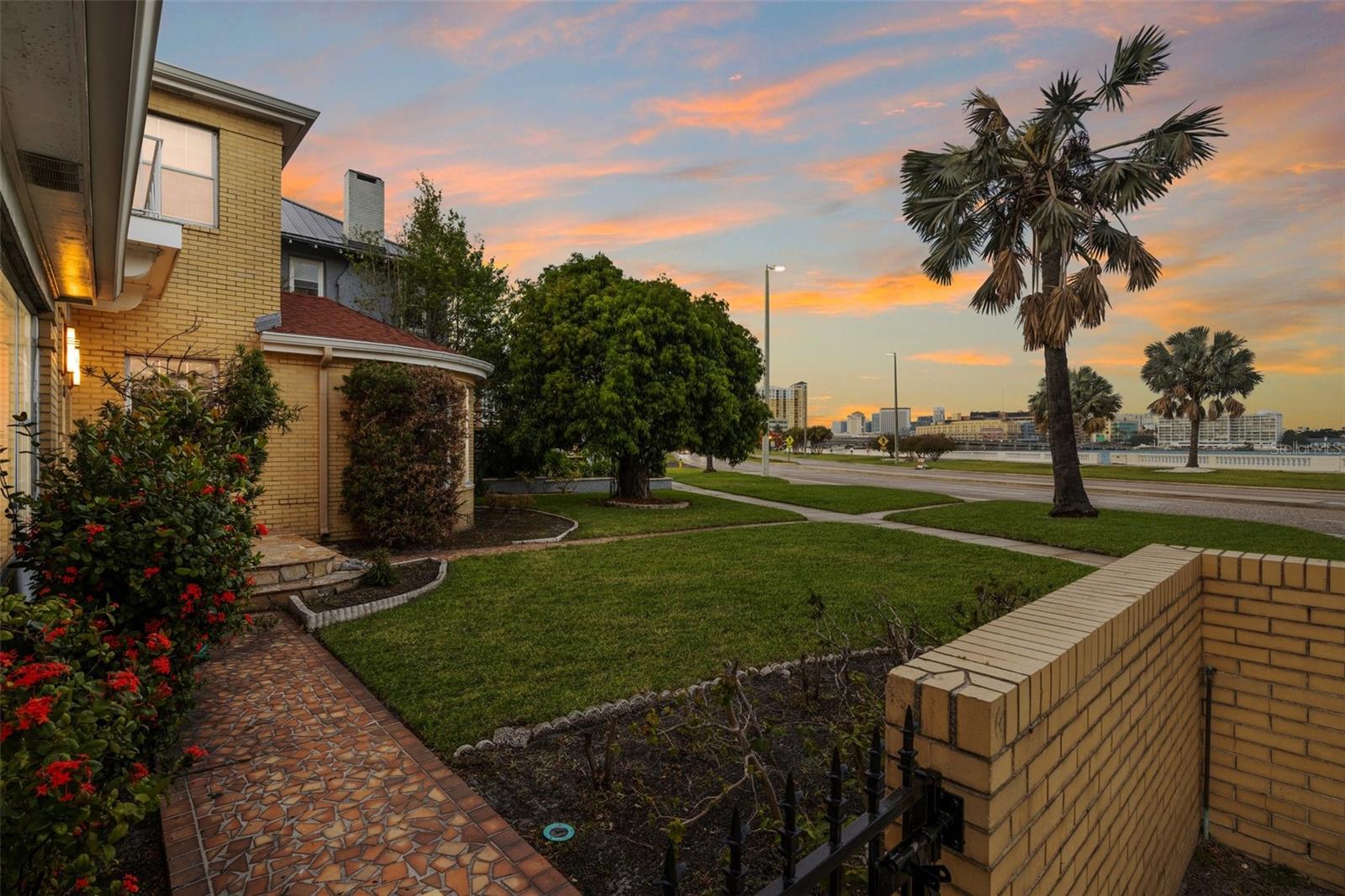 Listing photo id 3 for 803 Bayshore Boulevard