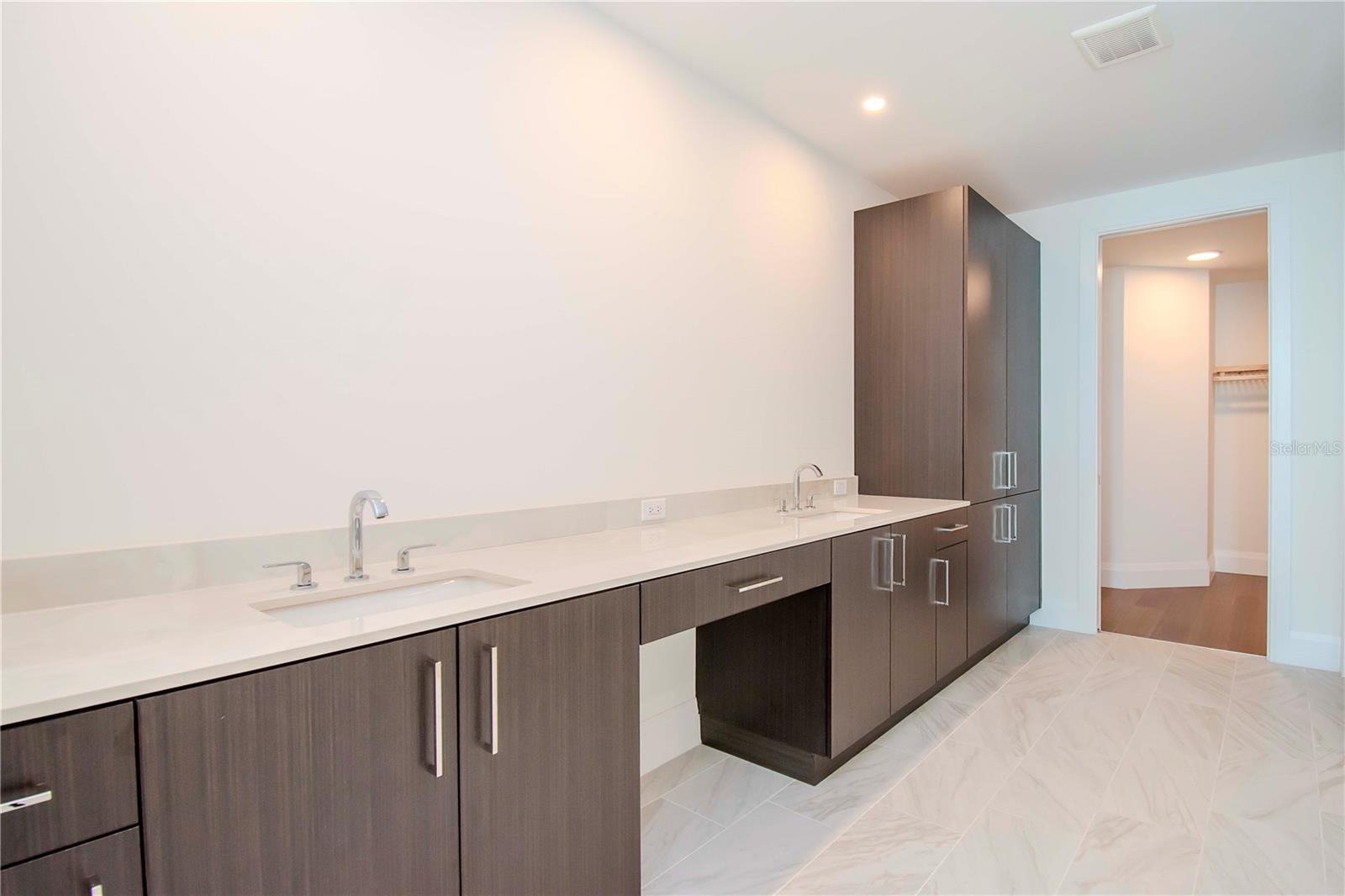 Listing photo id 28 for 2910 Barcelona Street 1204